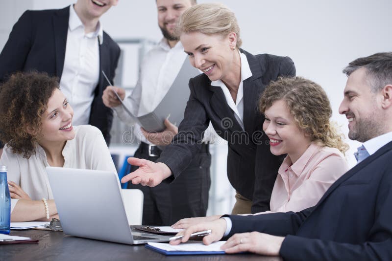 Colegas de trabalho que trabalham no projeto junto foto de stock