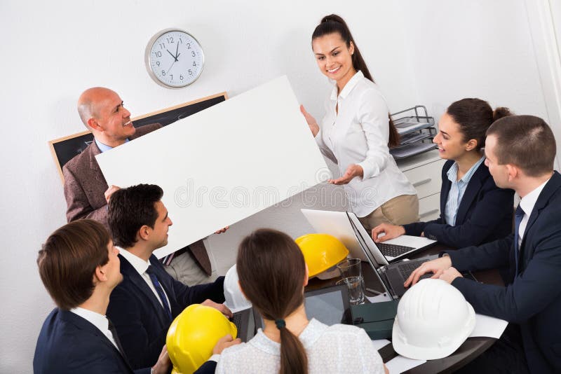 Colegas inteligentes que discutem o plano de novidade fotografia de stock royalty free Colegas inteligentes que discutem o plano de novidade fotografia de stock royalty free