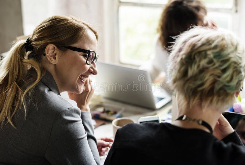 Colegas que intercambian el trabajo de las ideas de la opinión fotografía de archivo libre de regalías Colegas que intercambian el trabajo de las ideas de la opinión fotografía de archivo libre de regalías