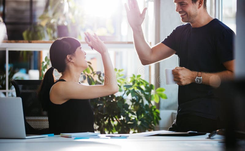 Colegi de afaceri de succes, cu un nivel ridicat de cinci royalty free stock photos