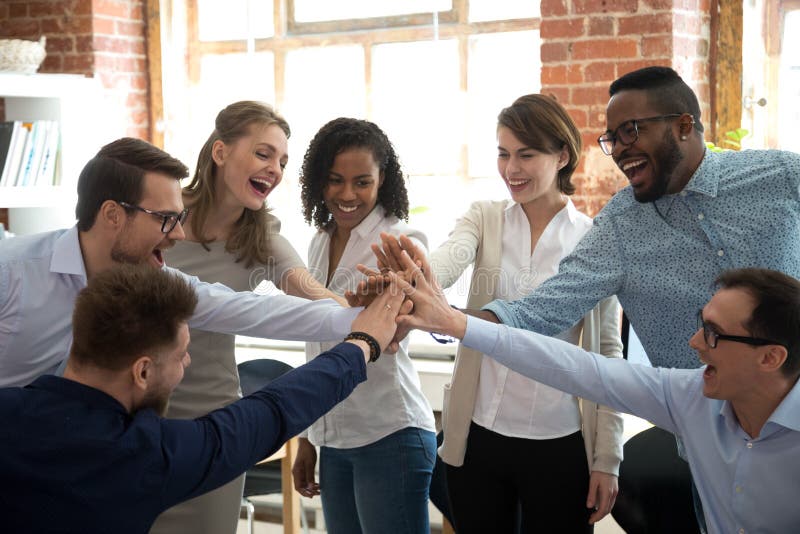 Colegi fericiți și diverși, împreună, se bucură de o mare muncă în echipă royalty free stock photography