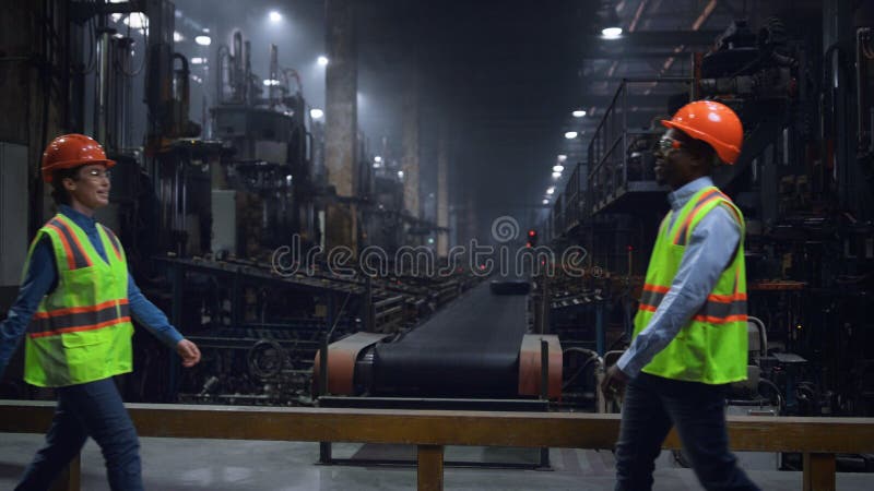 Colegi supervizori care își dau mâna la o unitate specială de producție uriașă. royalty free stock photo