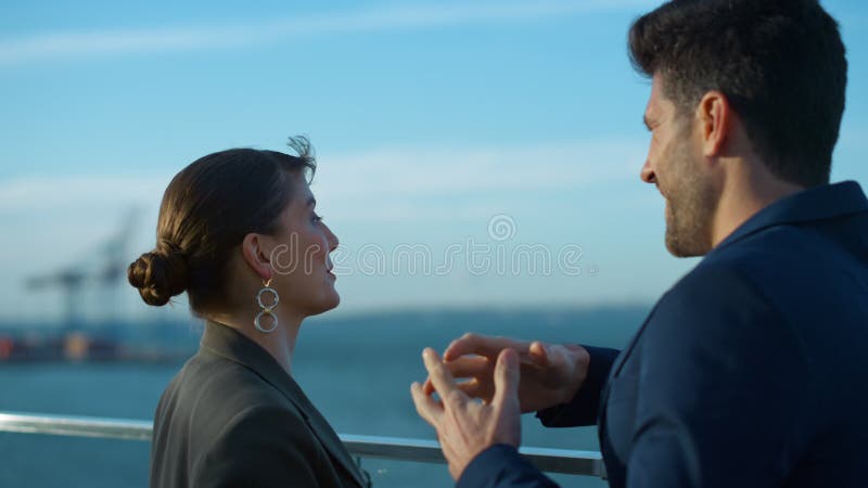 Colegi zâmbitori care se odihnesc la balcon în lumina soarelui. discuție echipă de afaceri stock footage