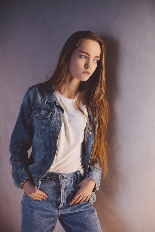 Colegiala concebida Retrato del estudio de la moda del primer de la muchacha blanda joven del inconformista fotografía de archivo Colegiala concebida Retrato del estudio de la moda del primer de la muchacha blanda joven del inconformista fotografía de archivo