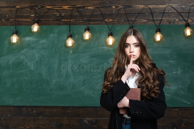 Colegiala linda que presenta solucionando problema en la pizarra Citas Escuela del adolescente Mujer rubia cerca de la pizarra fotografía de archivo libre de regalías Colegiala linda que presenta solucionando problema en la pizarra Citas Escuela del adolescente Mujer rubia cerca de la pizarra fotografía de archivo libre de regalías