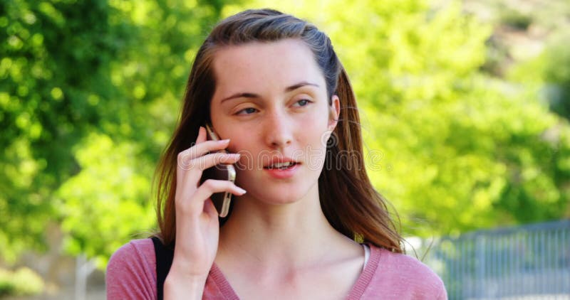 Colegiala que habla en el teléfono móvil