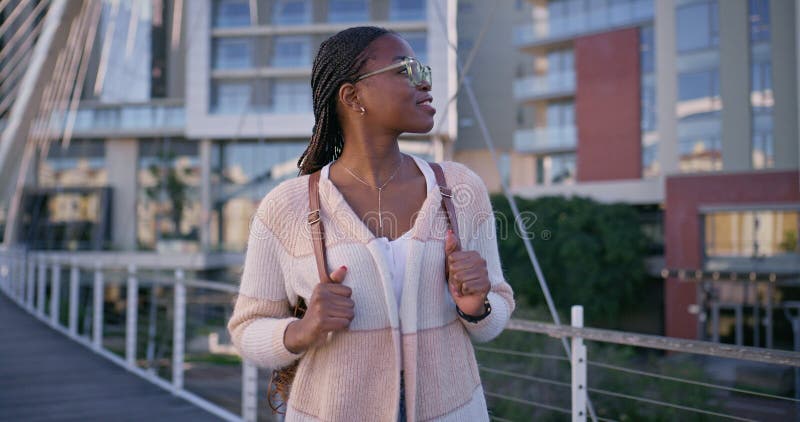 Colegio de mujeres negras y bolso con ambición de futuro desarrollo o beca académica en Australia. Joven retrato almacen de video