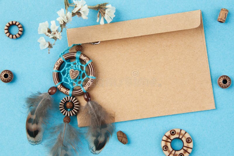 Apanhador de sonhos artesanal e envelope kraft imagens de stock royalty free