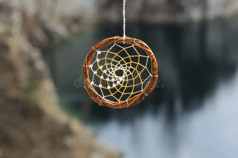 Coletor ideal feito a mão no fundo das rochas e do lago foto de stock