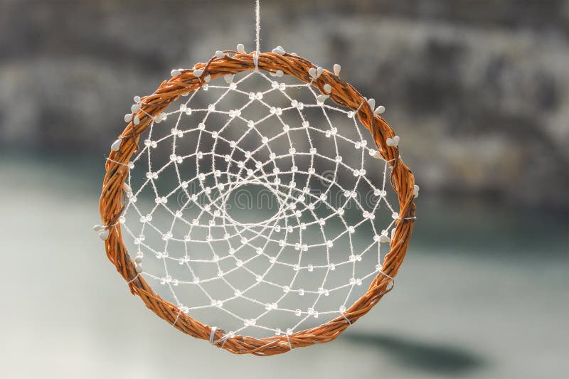 Coletor ideal feito a mão no fundo das rochas e do lago fotografia de stock