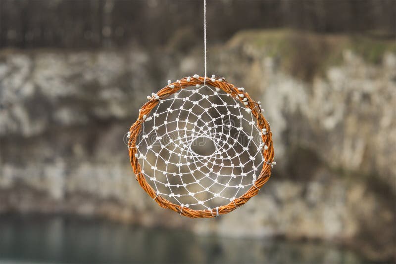 Coletor ideal feito a mão no fundo das rochas e do lago imagens de stock