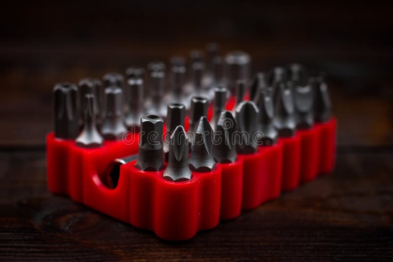 Coleção de bocados de chave de fenda no suporte vermelho imagens de stock royalty free Coleção de bocados de chave de fenda no suporte vermelho imagens de stock royalty free
