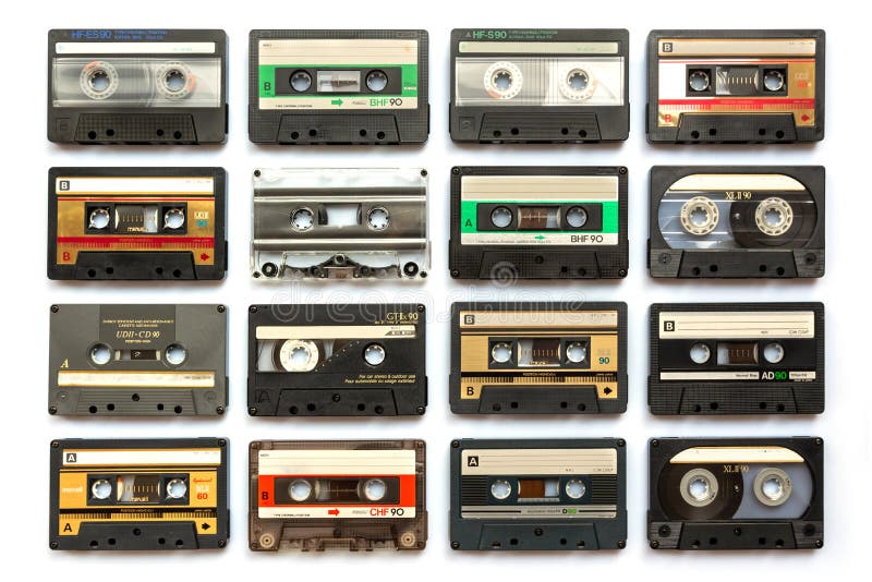 Coleção de fitas cassetes de áudio antigas isoladas em fundo branco, música de vintage e conceito de tecnologia