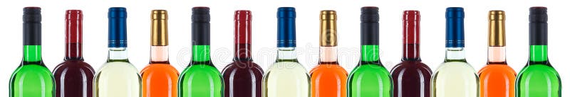 A coleção de garrafas de vinho bottleneck em seguido o isolat vermelho da bandeira