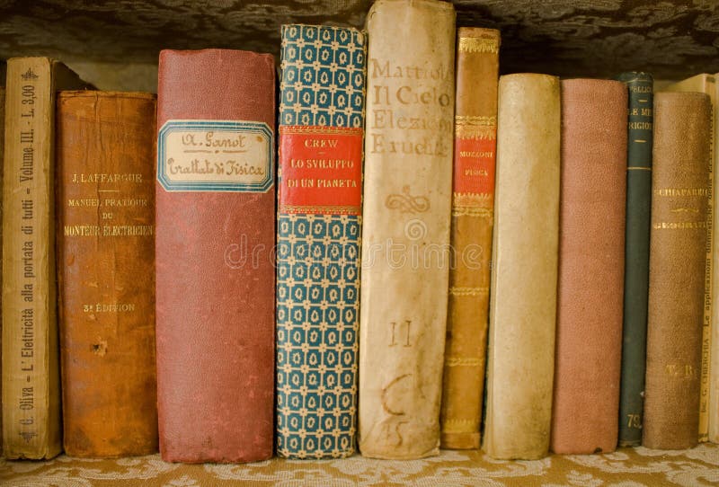 Coleção de livros científicos antigos imagem de stock royalty free