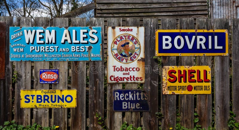 Coleção de painéis publicitários antigos de produtos metálicos vitorianos em Ironbridge, Shropshire, Reino Unido foto de stock royalty free Coleção de painéis publicitários antigos de produtos metálicos vitorianos em Ironbridge, Shropshire, Reino Unido foto de stock royalty free