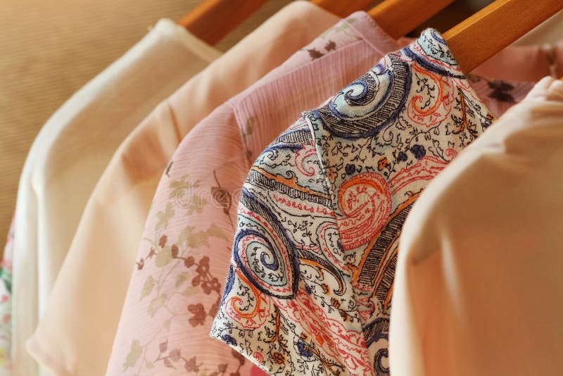 A coleção do ` s das mulheres veste a suspensão na cremalheira para a venda fotografia de stock A coleção do ` s das mulheres veste a suspensão na cremalheira para a venda fotografia de stock