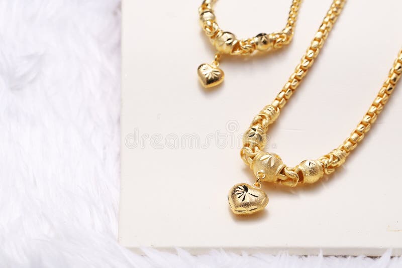 Colgante De Oro Del Corazón, Cordón Del Cuello, Pulsera De Oro Foto de  archivo - Imagen de dorado, elegancia: 74063628