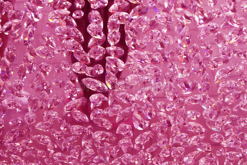 Colgante rosado de los diamantes (cristal, fondo del diamante, papel pintado) imagen de archivo Colgante rosado de los diamantes (cristal, fondo del diamante, papel pintado) imagen de archivo