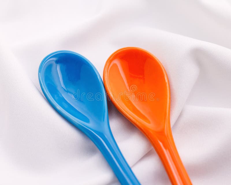 Colher azul da cerâmica no fundo branco da tela Conceito colorido imagens de stock Colher azul da cerâmica no fundo branco da tela Conceito colorido imagens de stock