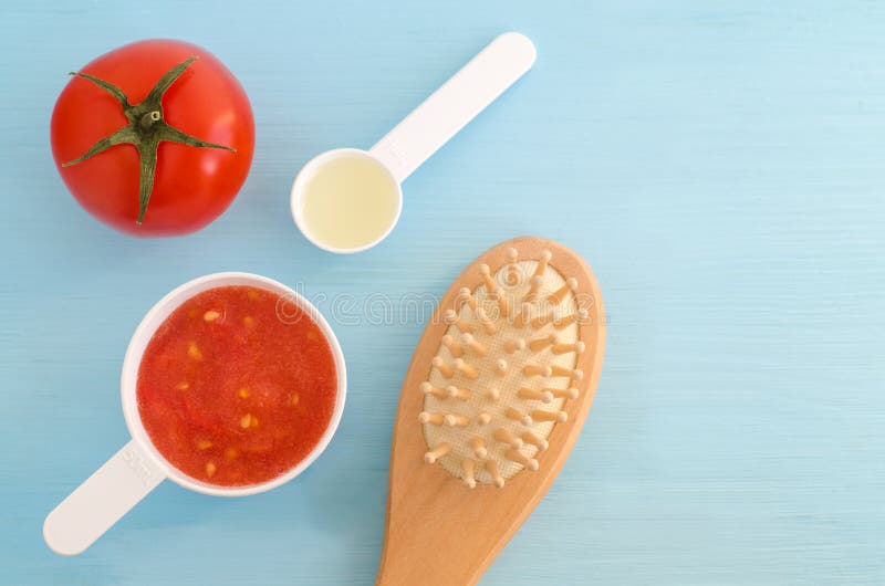 Colheres plásticas com a escova do puré, do azeite e do wooder de cabelo do tomate Ingredientes para preparar a máscara caseiro d imagens de stock royalty free Colheres plásticas com a escova do puré, do azeite e do wooder de cabelo do tomate Ingredientes para preparar a máscara caseiro d imagens de stock royalty free