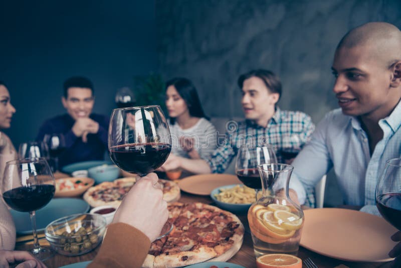Colhido perto acima do evento social de comunicação da multidão da empresa da foto pendure para fora a raça que diferente dos mel foto de stock Colhido perto acima do evento social de comunicação da multidão da empresa da foto pendure para fora a raça que diferente dos mel foto de stock