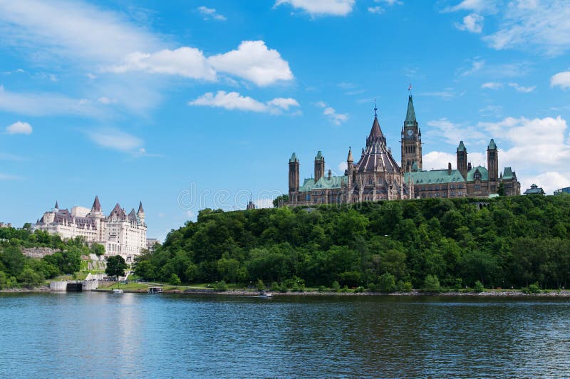 Colina canadiense del parlamento vista de enfrente del río de Ottawa imagen de archivo libre de regalías Colina canadiense del parlamento vista de enfrente del río de Ottawa imagen de archivo libre de regalías