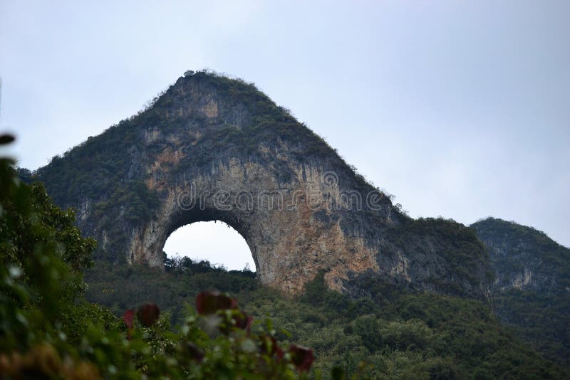 Colina de la luna, paisaje del karst de Yangshuo, Guilin, Guangxi, China imágenes de archivo libres de regalías Colina de la luna, paisaje del karst de Yangshuo, Guilin, Guangxi, China imágenes de archivo libres de regalías