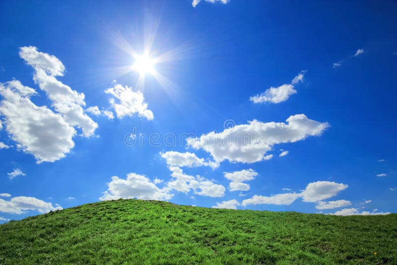 Colinas de la hierba verde bajo el sol del mediodía imagen de archivo libre de regalías Colinas de la hierba verde bajo el sol del mediodía imagen de archivo libre de regalías