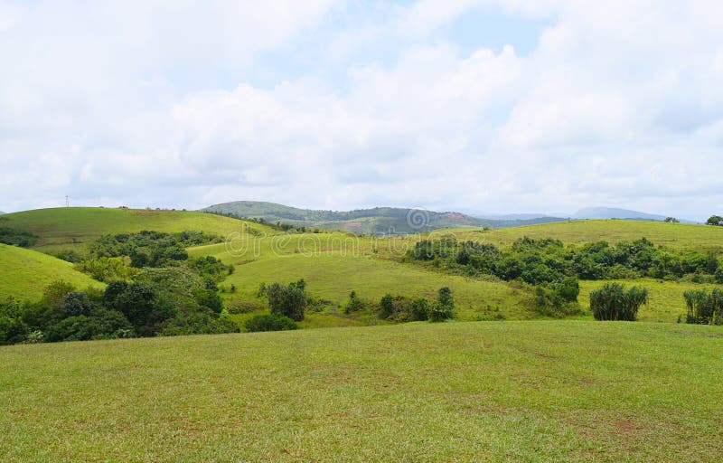 Colinas de Wagamon - campos verdes contra el cielo en Idukki, Kerala, la India fotografía de archivo Colinas de Wagamon - campos verdes contra el cielo en Idukki, Kerala, la India fotografía de archivo