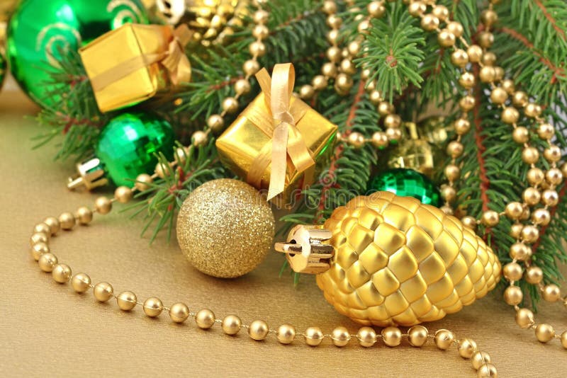 Colisão do ouro e decorações do Natal imagem de stock