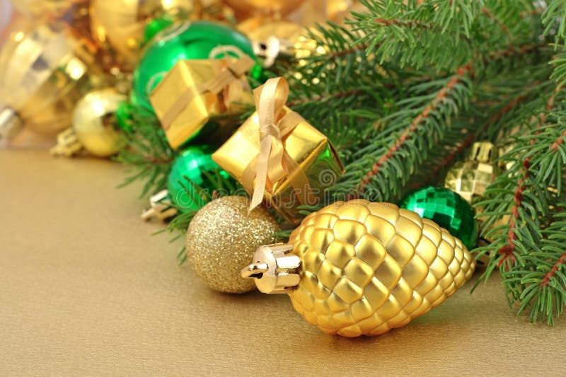 Colisão do ouro e decorações do Natal imagem de stock royalty free