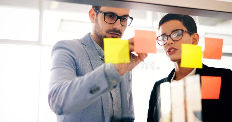 La collaborazione e l'analisi da parte di professionisti che lavorano in ufficio.