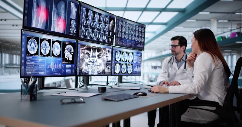 Collaboration entre neurologue et dentiste : Analyse du cerveau image stock