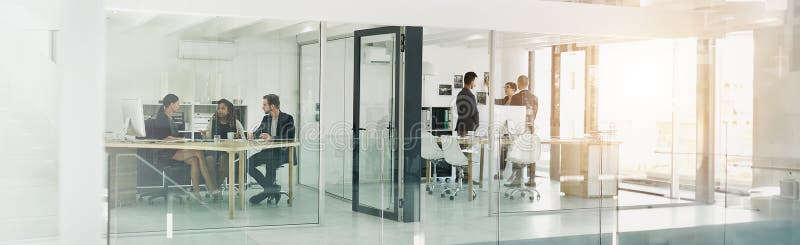 Collaborazione e incontro con le aziende in ufficio insieme per la pianificazione o la strategia. brainstorming dei banner fotografia stock libera da diritti