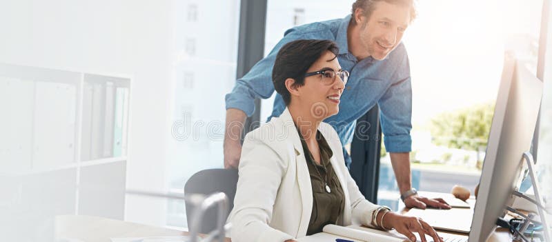Collaborazione informatica e formazione di professionisti felici con il mentore per assistenza nel budget di vendita in ufficio. p fotografia stock libera da diritti