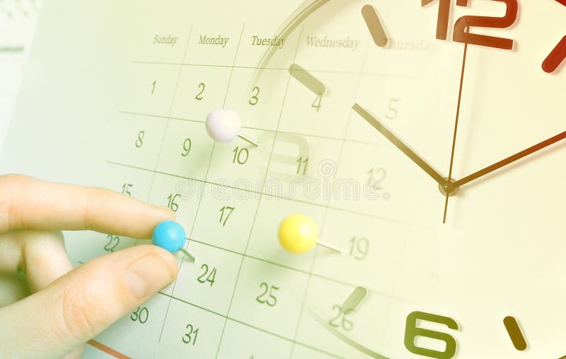Collage con data di contrassegno donna nel calendario e nell'orologio