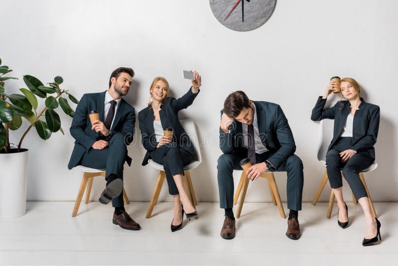 collage de hombres de negocios con diversas emociones y actitudes que esperan en sillas fotos de archivo collage de hombres de negocios con diversas emociones y actitudes que esperan en sillas fotos de archivo