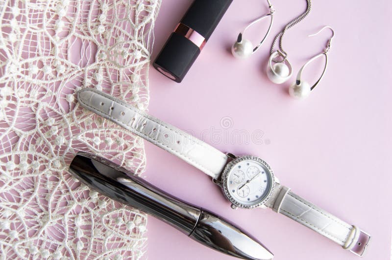 Collage de los accesorios de las mujeres planas de la endecha con los relojes, los pendientes y el colgante elegantes con las per imágenes de archivo libres de regalías Collage de los accesorios de las mujeres planas de la endecha con los relojes, los pendientes y el colgante elegantes con las per imágenes de archivo libres de regalías