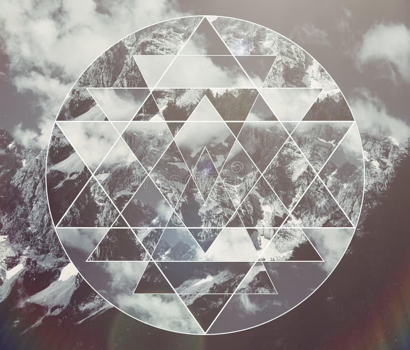Collage mit den Bergen gestalten und das heilige Geometriesymbol shri yantra landschaftlich stockfotografie Collage mit den Bergen gestalten und das heilige Geometriesymbol shri yantra landschaftlich stockfotografie