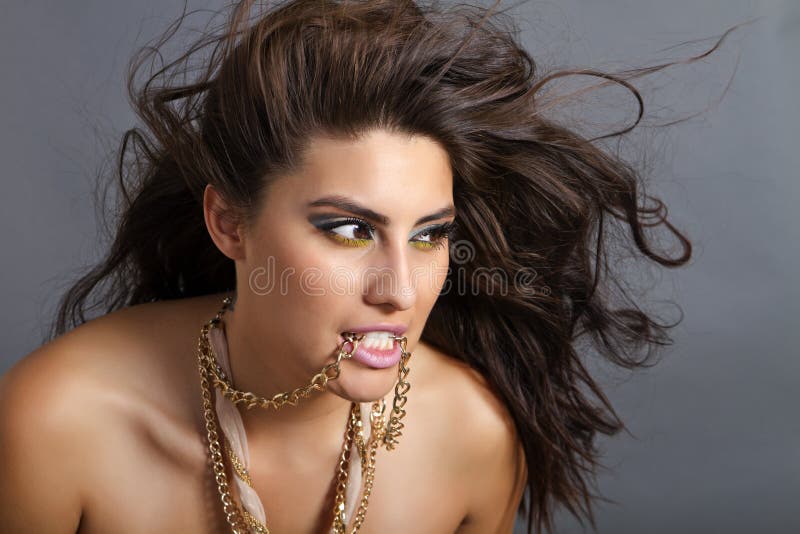 Collana da portare della bella giovane donna ispanica fotografie stock