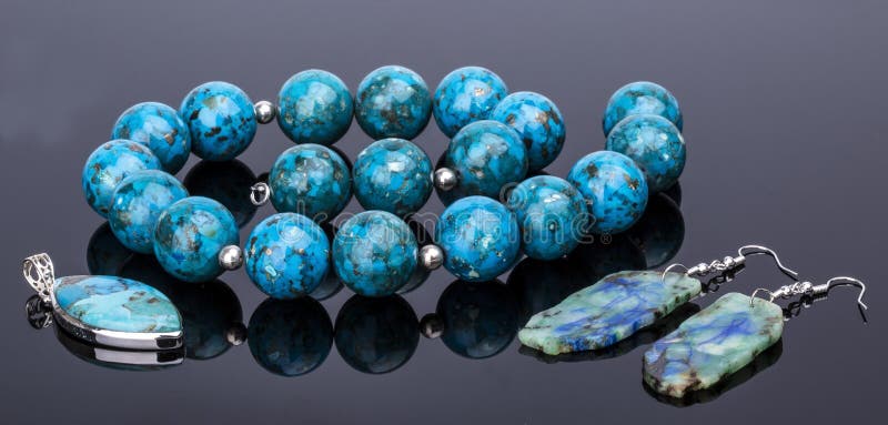 Collana della perla del turchese ed orecchini e un ebreo della pietra preziosa del pendente fotografie stock Collana della perla del turchese ed orecchini e un ebreo della pietra preziosa del pendente fotografie stock