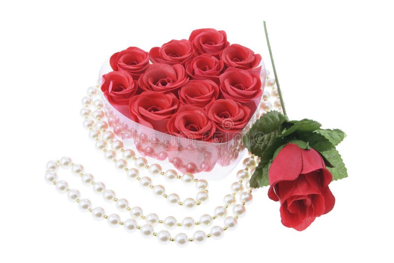 Collana della perla e rose rosse immagine stock libera da diritti Collana della perla e rose rosse immagine stock libera da diritti