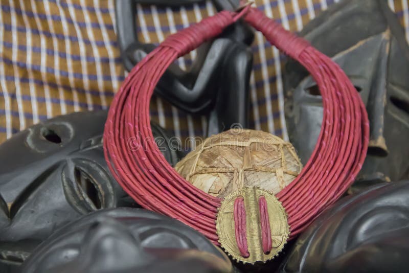 Collana tribale africana con fondo fatto dei manufatti africani immagine stock libera da diritti Collana tribale africana con fondo fatto dei manufatti africani immagine stock libera da diritti