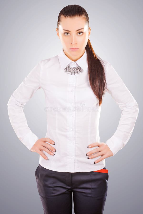 Collar De La Moda De La Mujer Que Lleva Sobre La Camiseta Blanca Imagen de  archivo - Imagen de protuberancia, piel: 50888413