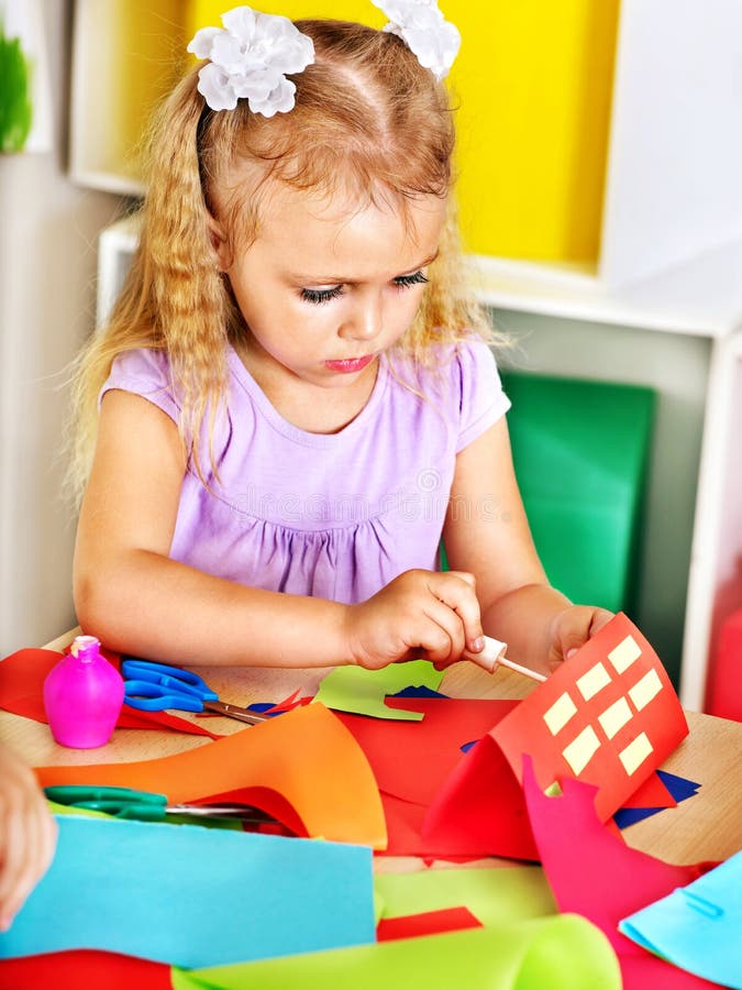 Colle De Fille D'enfant Dans L'école Maternelle. Image stock