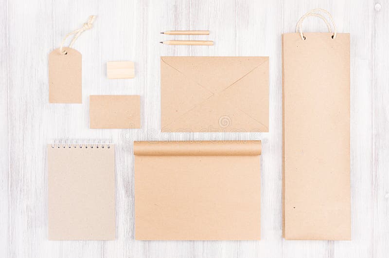 Collectief identiteitsmalplaatje; verpakking, kantoorbehoeften, giftspot omhoog van bruin kraftpapier-document op zachte witte ho royalty-vrije stock foto Collectief identiteitsmalplaatje; verpakking, kantoorbehoeften, giftspot omhoog van bruin kraftpapier-document op zachte witte ho royalty-vrije stock foto