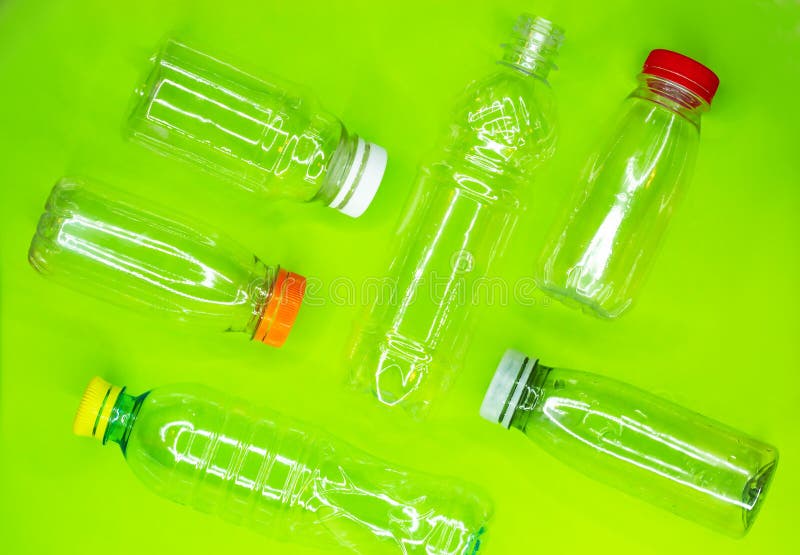 Collection de bouteilles en plastique utilisées vides sur le fond vert Réutilisation du concept de déchets Vue sup?rieure photo libre de droits Collection de bouteilles en plastique utilisées vides sur le fond vert Réutilisation du concept de déchets Vue sup?rieure photo libre de droits