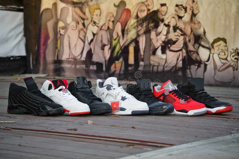 L'air Jordanie 4 Chaussures Nike Rétro De Basket a Tiré Dehors. Russie  Krasnoïarsk Le 7 Février 2015 Image éditorial - Image du célèbre, chaussure:  173785225