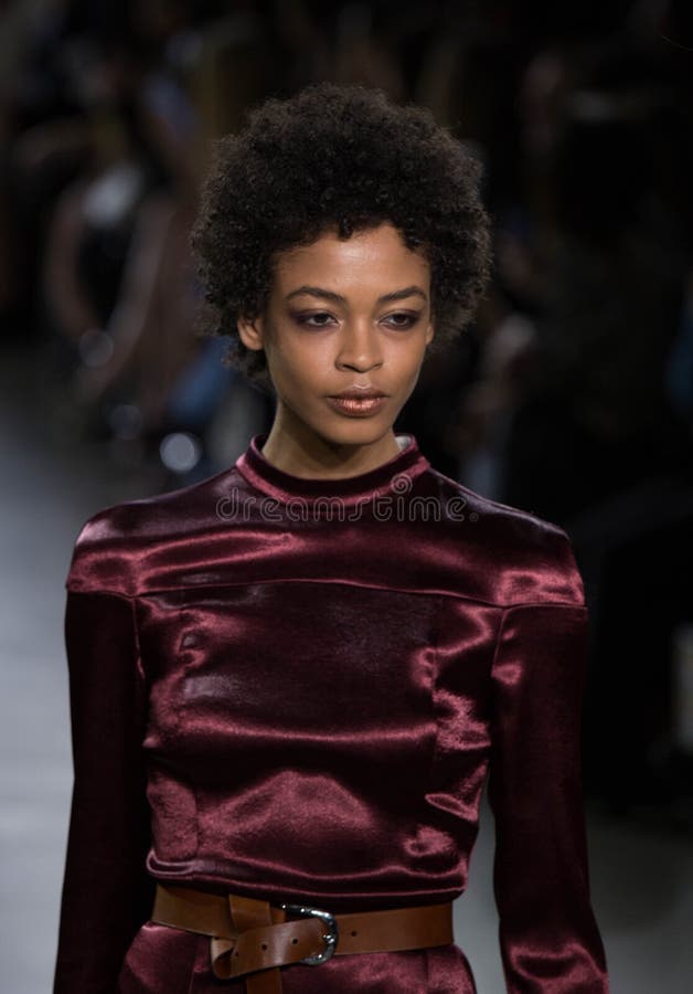 Collection de Vivienne Hu Fall /Winter pendant la semaine de mode de New York photographie stock libre de droits Collection de Vivienne Hu Fall /Winter pendant la semaine de mode de New York photographie stock libre de droits